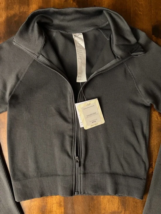 Fabletics Gray Onyx Cropped Seamless Rib Full Zip Jacket NWT Medium - Picture 2 of 4